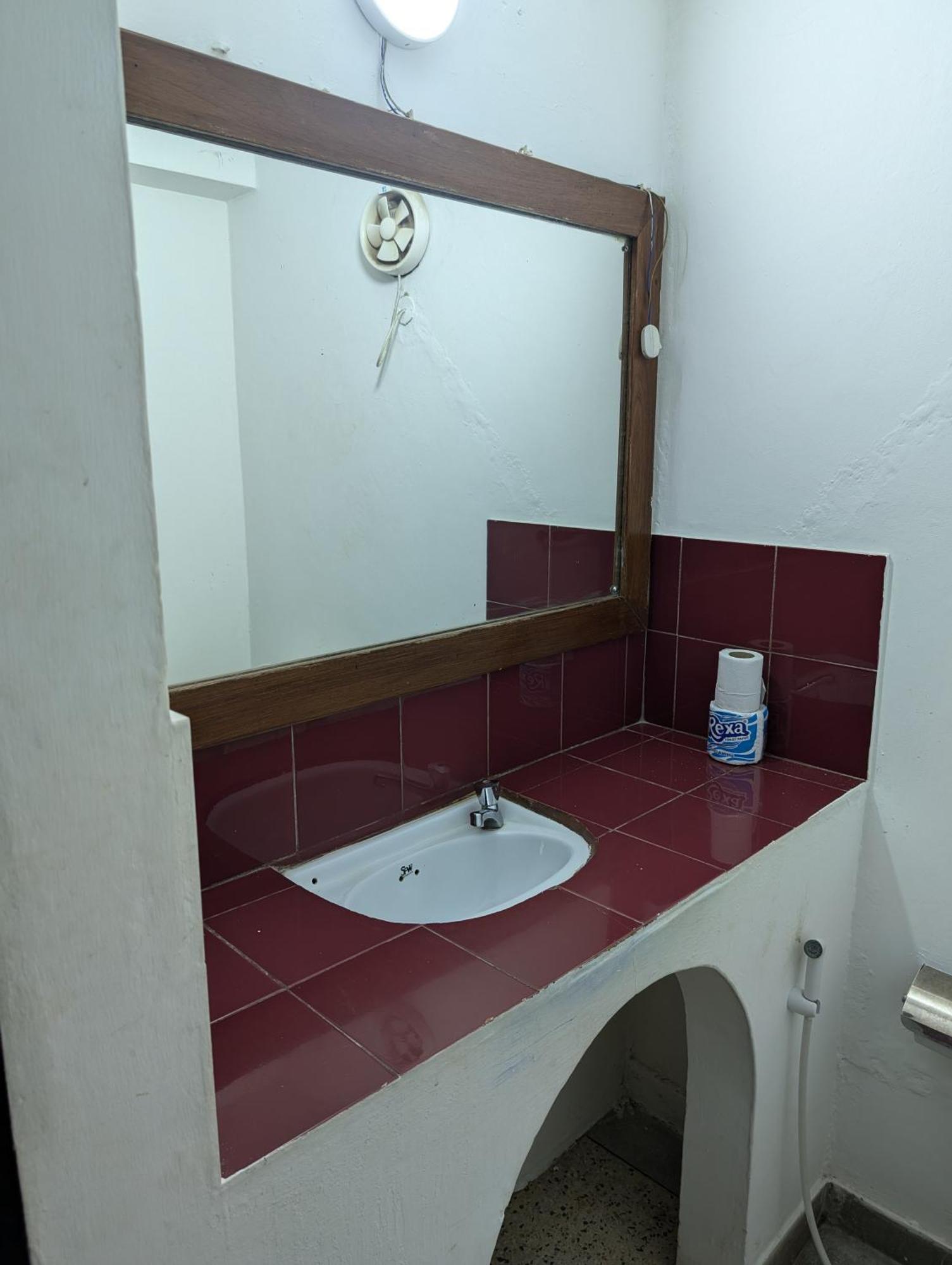 Q-Bar & Guesthouse Dar es Salaam Ngoại thất bức ảnh