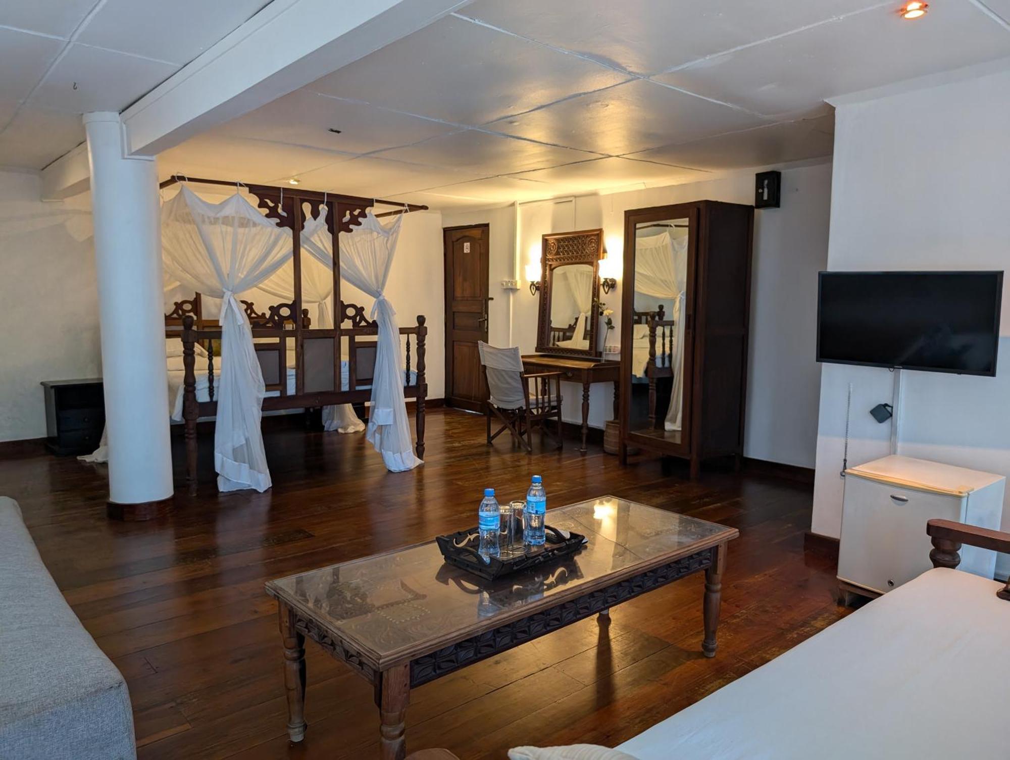 Q-Bar & Guesthouse Dar es Salaam Ngoại thất bức ảnh