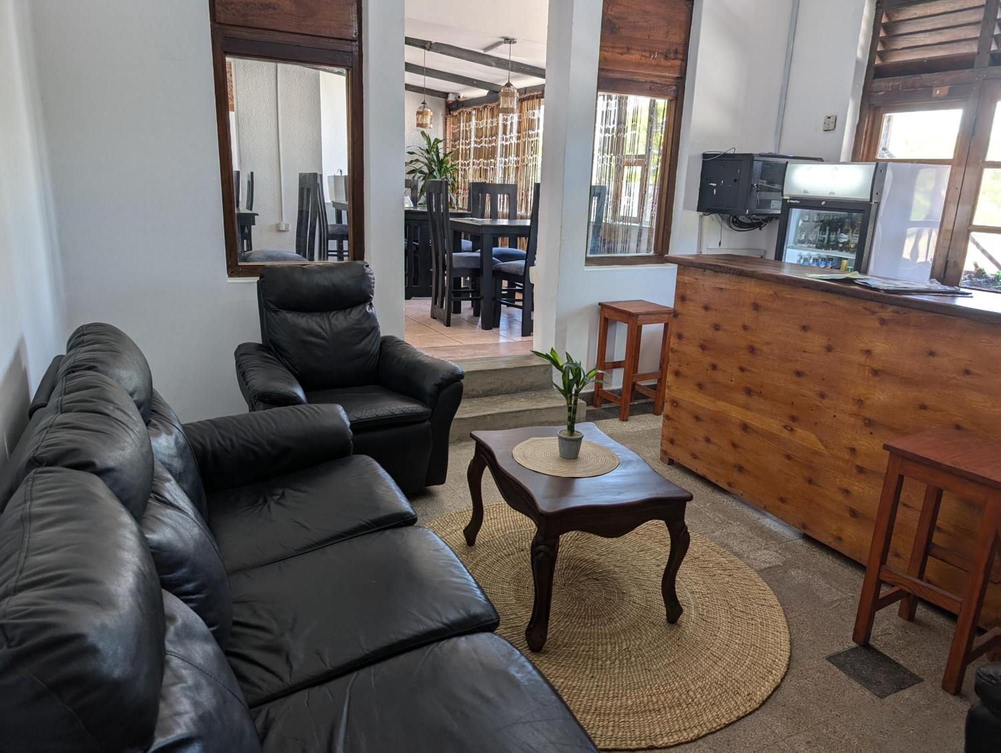 Q-Bar & Guesthouse Dar es Salaam Ngoại thất bức ảnh