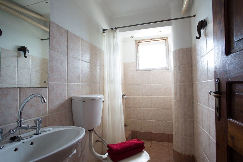 Q-Bar & Guesthouse Dar es Salaam Ngoại thất bức ảnh